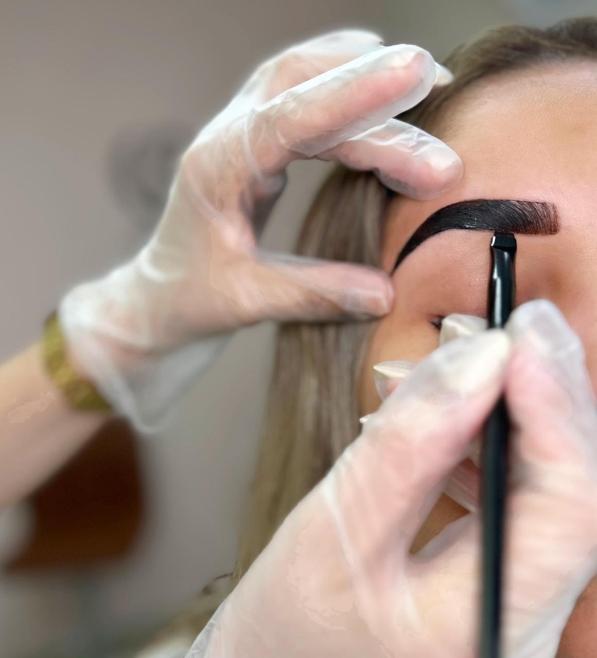 Diseño de Cejas + Henna